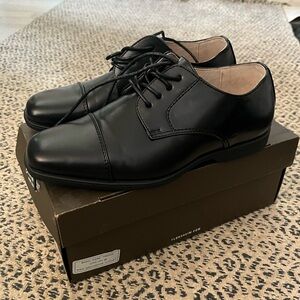 Kids size 4 lace up dress shoes new